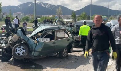 Park halindeki araçlara çarpan beton mikserinin sürücüsü ağır yaralandı