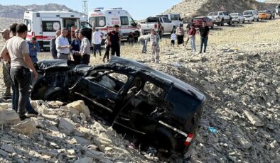 Şarampole devrilen hafif ticari araçtaki 3 kişi öldü, 3 kişi yaralandı