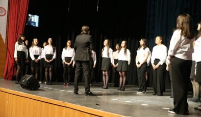 Siirt’te lise öğrencileri şiir ve müzik dinletisi sundu