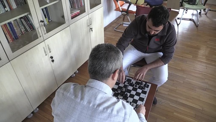 Üniversite yıllarında başlayan şizofreni hastalığını yenip memurluğa atandı