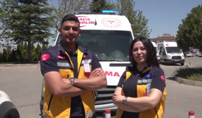 Sağlık çalışanı çift aynı ambulansta hayat kurtarmak için çalışıyor
