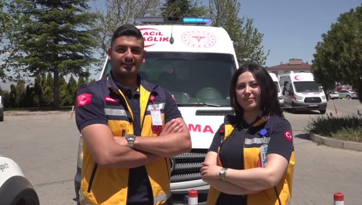 Sağlık çalışanı çift aynı ambulansta hayat kurtarmak için çalışıyor