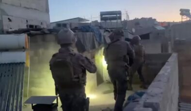 Şanlıurfa merkezli uyuşturucu operasyonunda yakalanan zanlılardan 20’si tutuklandı