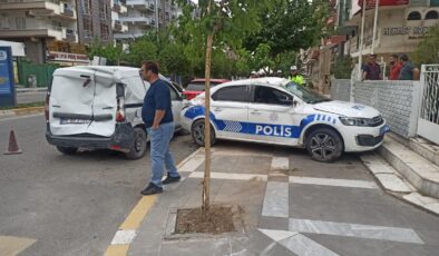 Karaköprü’de polis aracının da karıştığı kazada 2 kişi yaralandı