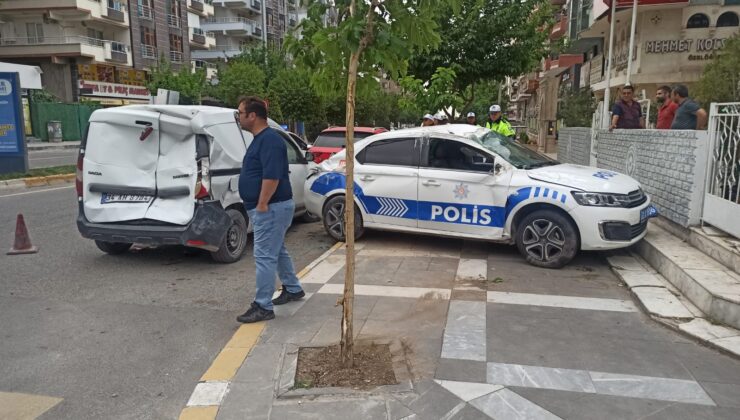 Karaköprü’de polis aracının da karıştığı kazada 2 kişi yaralandı