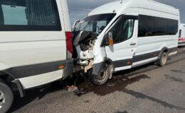 Öğretmenleri taşıyan minibüslerin çarpıştığı kazada 28 kişi yaralandı