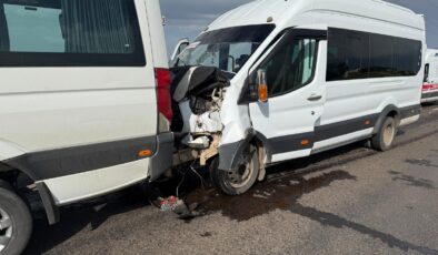 Öğretmenleri taşıyan minibüslerin çarpıştığı kazada 28 kişi yaralandı