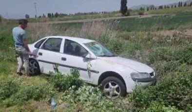 Otomobil şarampole devrildi: sürücü ve yolcu yaralandı