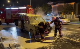 Seyir halindeki ticari araç alev alev yandı
