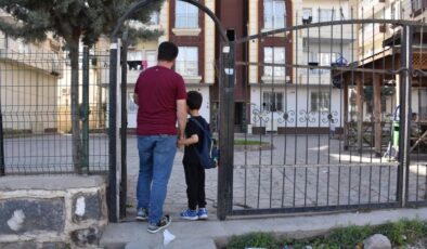 Cizre’de öğretmen çift koruyucu aile olarak iki çocuğa yuva oldu