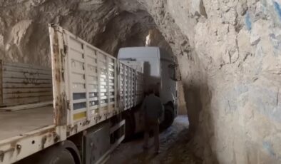 Tarihi Kemaliyeliler Taş Yolu tırın tünele sıkışması sonucu ulaşıma kapatıldı