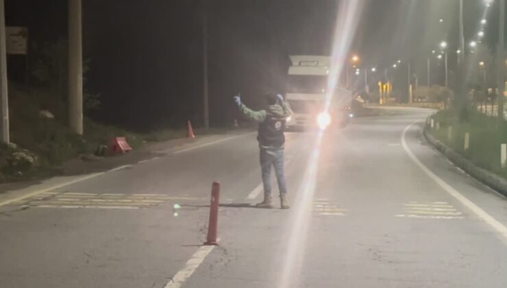 Tırın dorsesindeki gizli bölmede 42 düzensiz göçmen yakalandı
