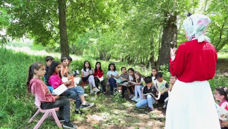 Tülay öğretmen, öğrencilerine doğada ders keyfi yaşatıyor