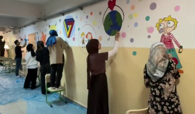 Üniversite öğrencileri ilkokul koridorlarını bilim ve sanat çizimleriyle renklendirdi