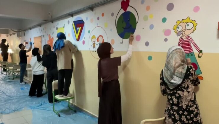 Üniversite öğrencileri ilkokul koridorlarını bilim ve sanat çizimleriyle renklendirdi