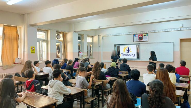 Diyarbakır’da gençler hem su gönüllüsü hem kitap elçisi oldu