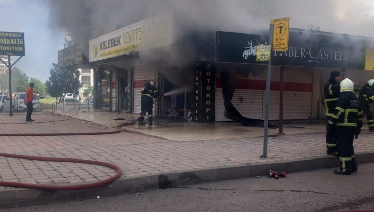 Kırtasiye Yangını Korkuttu: Bir kişi dumandan etkilendi