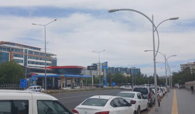 Gündüz vakti yanan ışıklar şaşkınlık yarattı