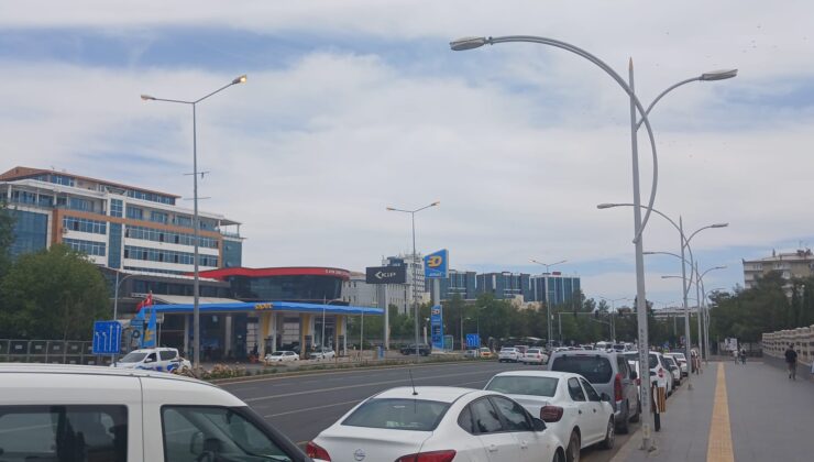 Gündüz vakti yanan ışıklar şaşkınlık yarattı