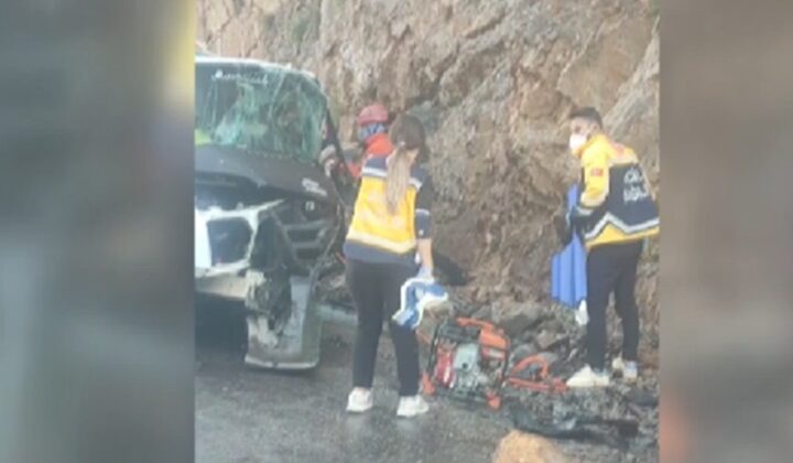 Yamaca çarpan kamyonetin sürücüsü öldü