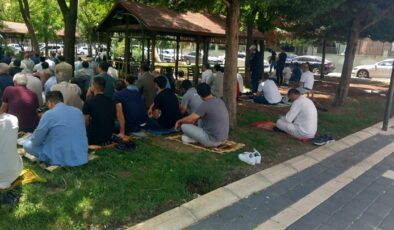 Cami Bitişiğindeki Bahçeler Cuma Namazında Vatandaşa Çare Oluyor