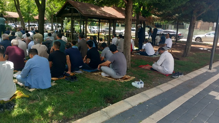Cami Bitişiğindeki Bahçeler Cuma Namazında Vatandaşa Çare Oluyor