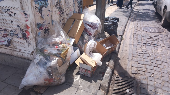 Çöpler Kaldırımlara Saçılıyor!