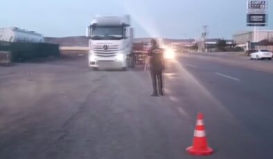 Durdurulan tırda 2 bin 70 paket gümrük kaçağı sigara ele geçirildi