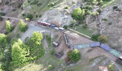 Yük treninin 5 vagonu raydan çıktı