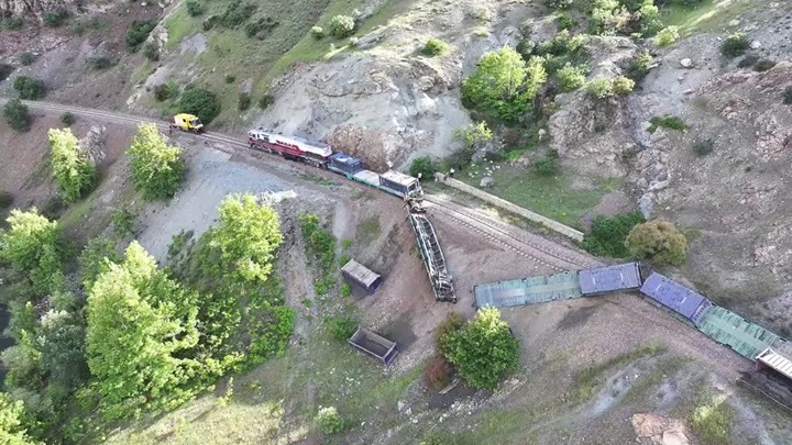 Yük treninin 5 vagonu raydan çıktı