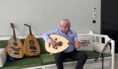 Fabrikasında oluşturduğu odada müzikle iç içe bir yaşam sürüyor