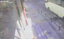 Fenalaşarak yola düşen yayayı servis minibüsü ezdi