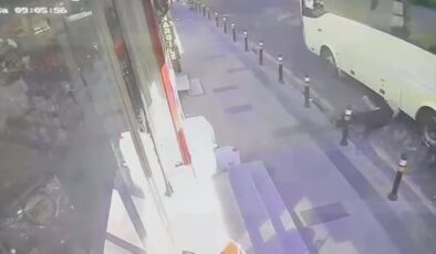 Fenalaşarak yola düşen yayayı servis minibüsü ezdi