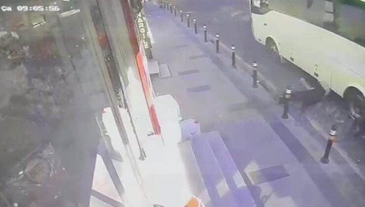 Fenalaşarak yola düşen yayayı servis minibüsü ezdi