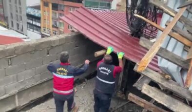 Şiddetli rüzgar nedeniyle bir binanın çatısı zarar gördü