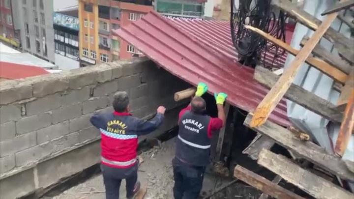 Şiddetli rüzgar nedeniyle bir binanın çatısı zarar gördü