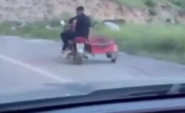 Motosikletin arkasına bağladığı köpeği metrelerce sürükledi