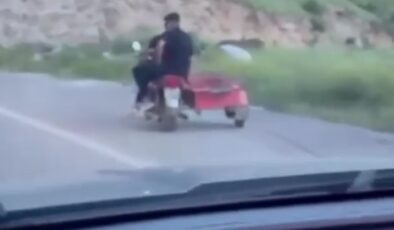 Motosikletin arkasına bağladığı köpeği metrelerce sürükledi