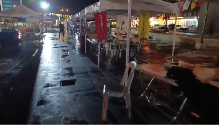 Gece yağan yağmur kitap fuarına zarar verdi
