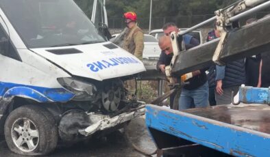 Kontrolden çıkan hasta nakil ambulansı devrildi