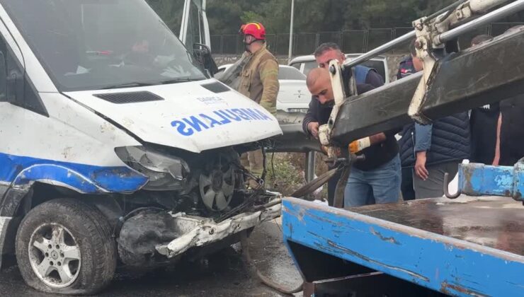 Kontrolden çıkan hasta nakil ambulansı devrildi