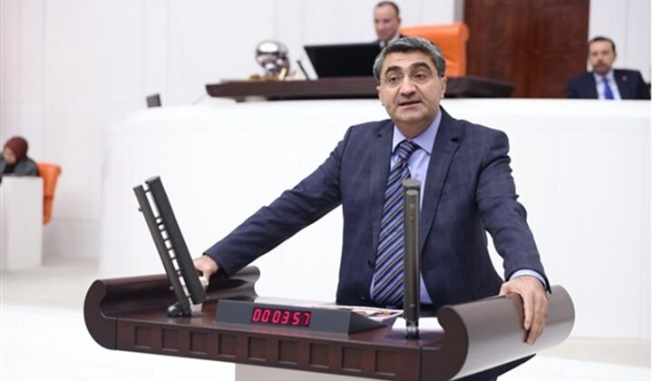 Ekmen,  Kürtçe öğretmenlerinin işsizliğini meclis gündemine getirdi