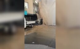 Su borusu patladı, çok sayıda araç, ev ve iş yeri zarar gördü