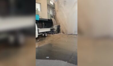 Su borusu patladı, çok sayıda araç, ev ve iş yeri zarar gördü