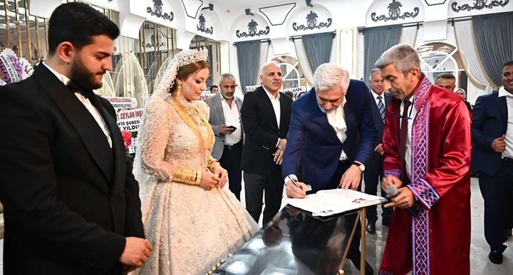 Diyarbakır’da Dillere Destan Düğün
