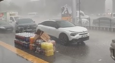 Yağmurun ardından dolu yağdı vatandaşlar kaçacak yer aradı