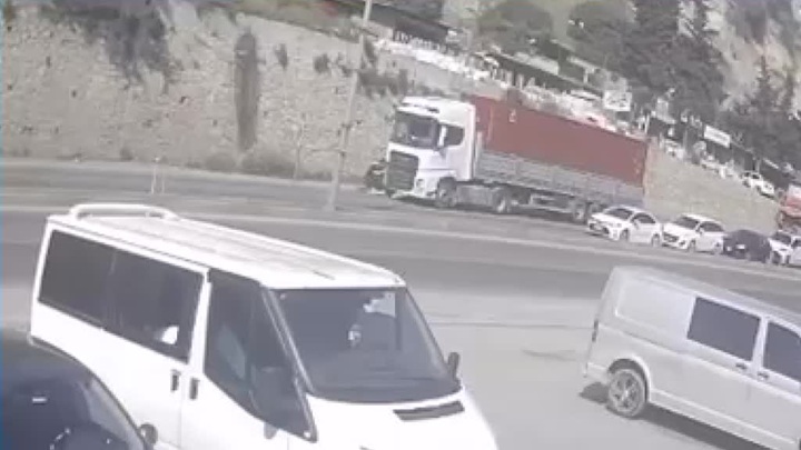 Tırın otomobili sürüklediği anlar güvenlik kamerasında