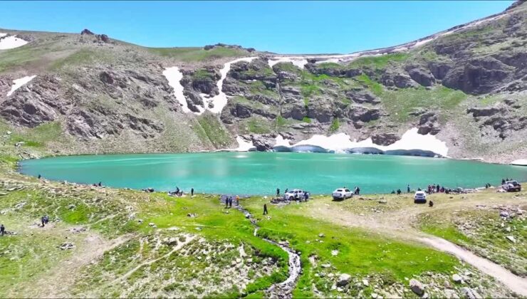 3 bin 200 rakımdaki buzul gölü doğaseverleri ağırlıyor