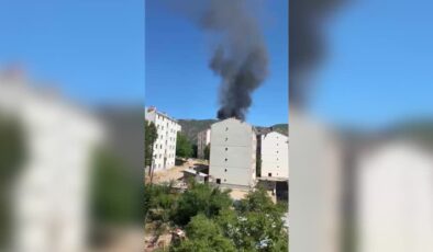 5 katlı binanın çatısı alev aldı