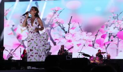 Kiraz Festivalinde Gülben Ergen rüzgârı esti